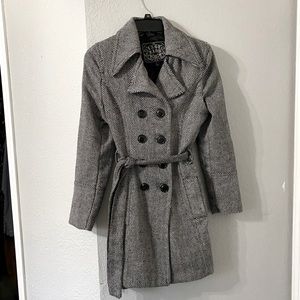 Black and white patterned women’s trench coat